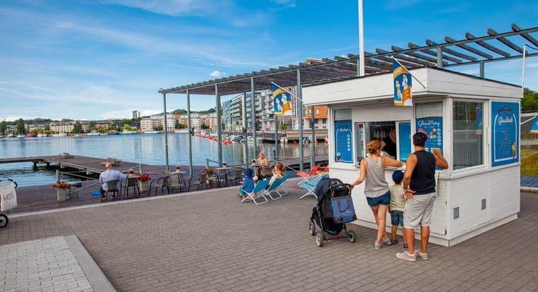 Ice-cream with a view over the canal