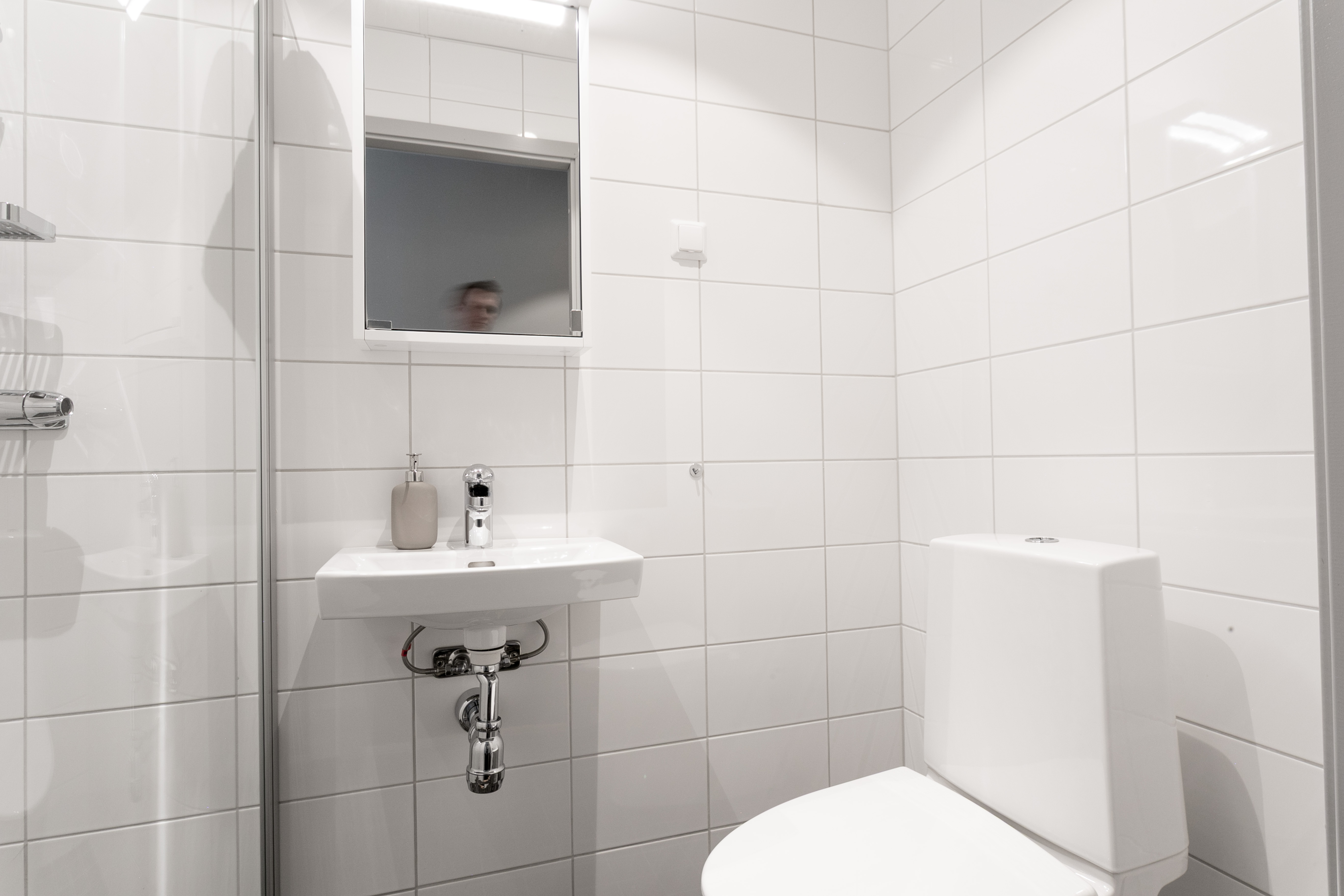 Bathroom Queen Studio ApartDirect Arlandastad.jpg